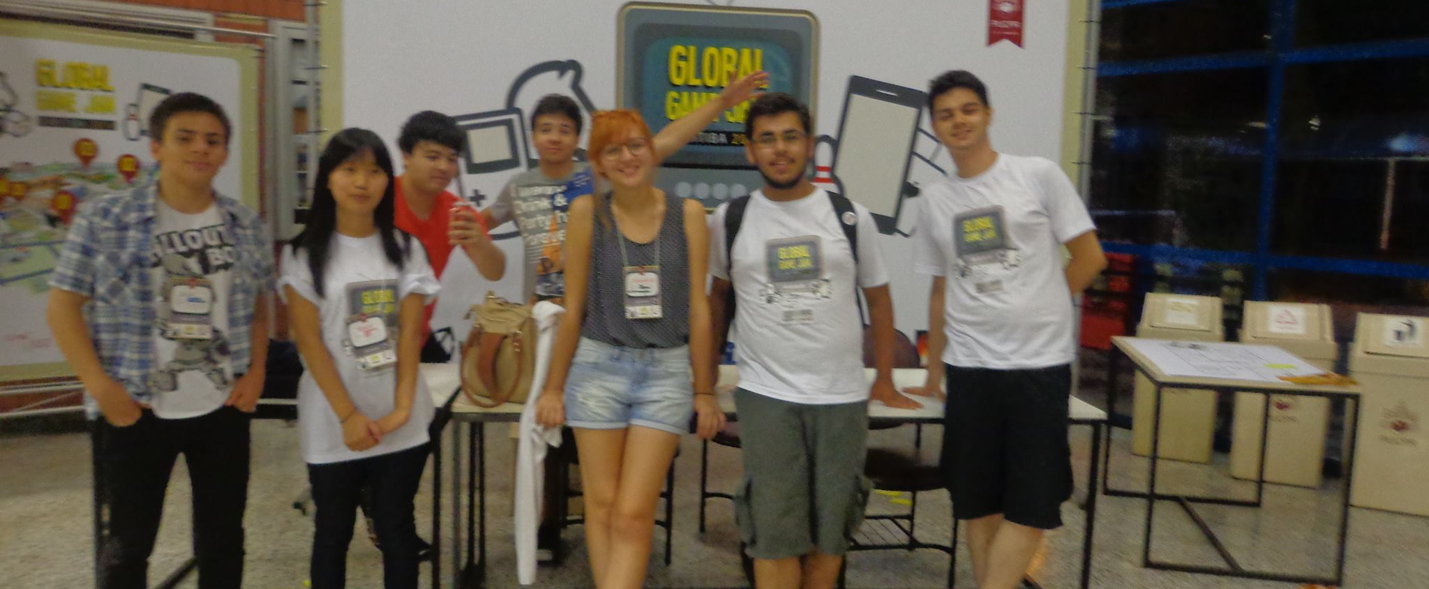 Da esquerda para a direita todo o pessoal: Wellington Silveira, Sofia Chu, Iuri Igarashi, Guilmour Rossi, Stephanie Americo, André Ribeiro e Felipe Zem.